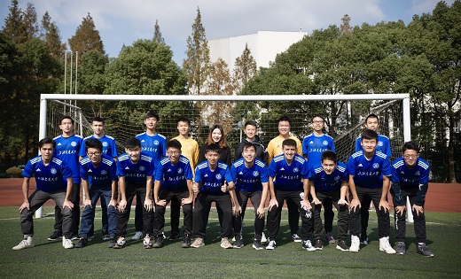 足球中超球队失误频频，主帅暴怒